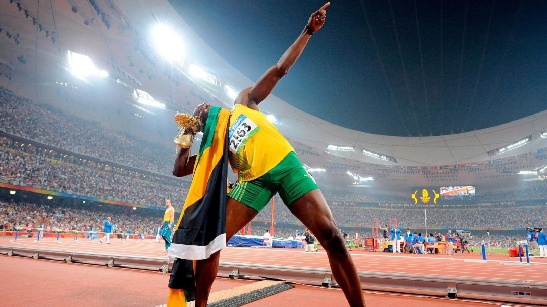 开云体育网页入口-法甲天王之战：巴黎PK马赛，冠军归属悬念重重，巴黎对阵马赛现场球迷竖起巨幅龙珠tifo